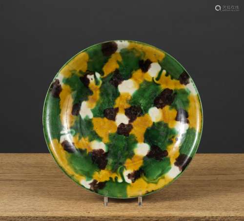 杯子中国，康熙时期（1662-1722年）黄绿釉瓷茄子。D. 21 cm出处：中国和印度公司(巴黎)(Inv.15044 1949年从Gyka亲王手中购得)