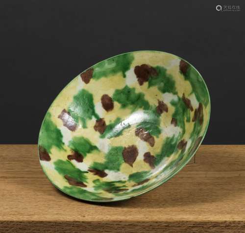 杯子中国，康熙时期（1662-1722年）黄绿釉瓷茄子。D. 20.5 cm来源：中国和印度公司(巴黎)(Inv.12814 收购于1941年)