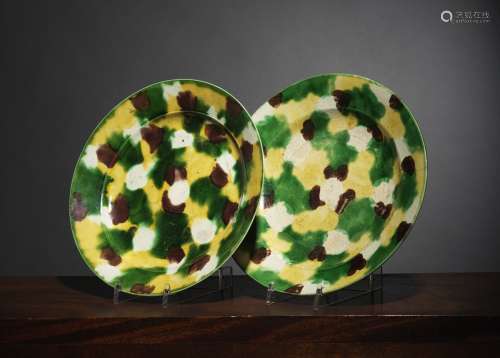 两盘中国康熙时期（1662-1722年）黄、绿、紫砂珐琅彩瓷器。D. 19,8 and 20 cm出处：中国和印度公司（巴黎）（Inv.16529于1954年获得，Inv.20588于1968年在香港获得）。