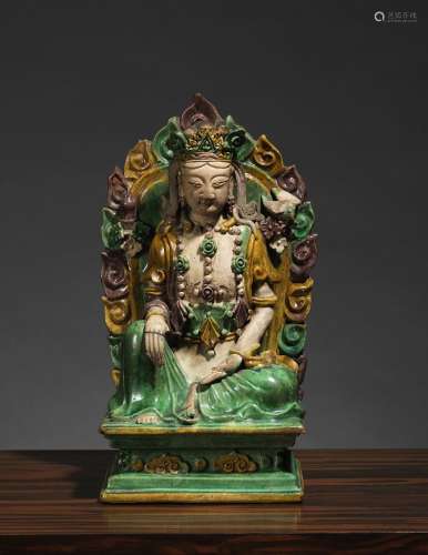 菩萨坐像中国，康熙时期(1662-1722年)黄、绿、紫砂釉炻器。高28.5厘米右肩上的花瓶可以说明是弥勒。来源：中国和印度公司(巴黎)(Inv.17262 1956年获得)