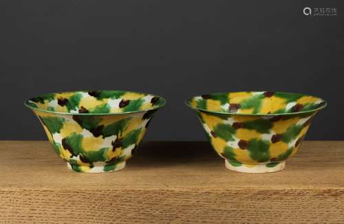 两只碗中国，康熙时期(1662-1722年)黄、绿、茄子釉瓷器。D. 19 cm出处：中国和印度公司（巴黎） (Inv.16007 1953年从德鲁奥酒店购得)