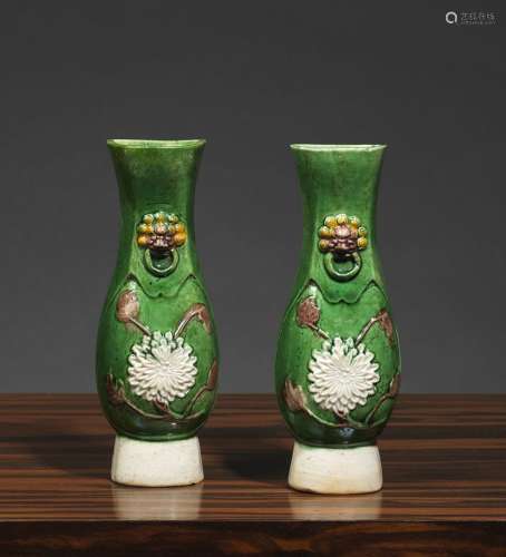 一对模印兽面花纹的烛台花瓶中国，康熙时期(1662-1722年)绿、黄、紫红色珐琅饼。出处：中国和印度公司（巴黎）（Inv.16898 1955年从Drouot酒店购得）。