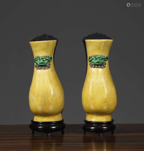 一对模印动物面具装饰的烛台花瓶中国，康熙时期（1662-1722）黄、绿、紫红色珐琅饼。高14厘米来源：中国和印度公司(巴黎)(Inv.18161 1959年购于伦敦)
