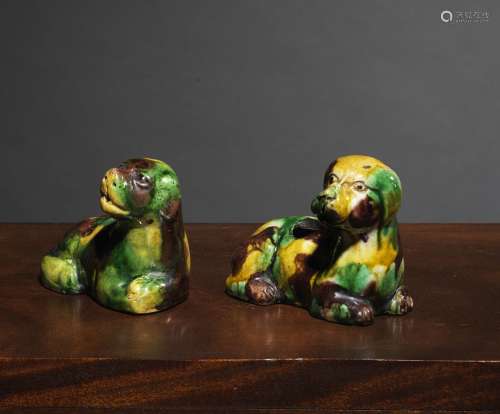 两只狗形滴子中国，康熙时期（1662-1722）黄、绿、紫砂珐琅饼。长9厘米出处：中国和印度公司（巴黎） (Inv.23935 2007年购得于Hôtel Drouot)