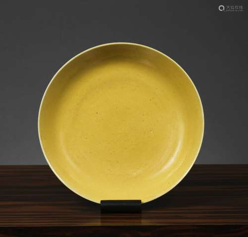 黄单色碗中国，康熙时期（1662-1722）黄釉瓷。D. 20.4 cm来源：中国和印度公司(巴黎)(Inv.15206 1950年购得)