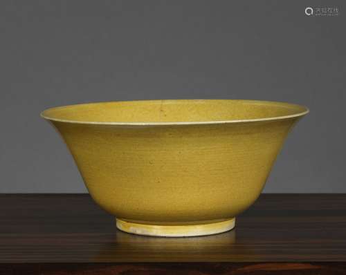 黄单色碗中国，康熙时期（1662-1722）黄釉瓷。D.19 cm头发。来源：中国和印度公司(巴黎)(Inv.17266 收购于1956年)