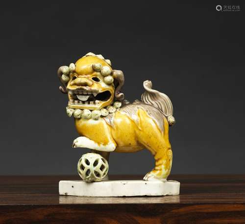 獅子中國，康熙時期 (1662-1722)黃、淡綠、淡紫紅色琺瑯餅長9cm出處：Compagnie de la Chine et des Indes (Paris) (Inv.22688 1979年購得)