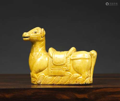 马形笔托中国，康熙时期（1662-1722）黄色珐琅饼。长9,4厘米来源：中国和印度公司(巴黎)(Inv.16724 1955年购得)