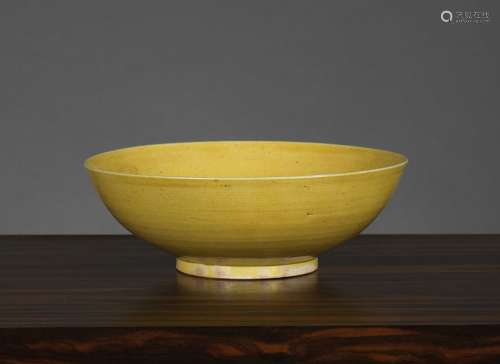 黄单色碗中国，康熙时期（1662-1722）黄釉瓷。D. 17.6 cm帶有舊的Wannieck標籤出處：Compagnie de la Chine et des Indes (Paris) (Inv.11179 1937年於東京購得)