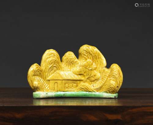 笔托模印山水形中国，康熙时期（1662-1722）黄绿珐琅饼。长10厘米来源：中国和印度公司（巴黎）（Inv.16020 1953年从夏朋蒂埃画廊购得）。