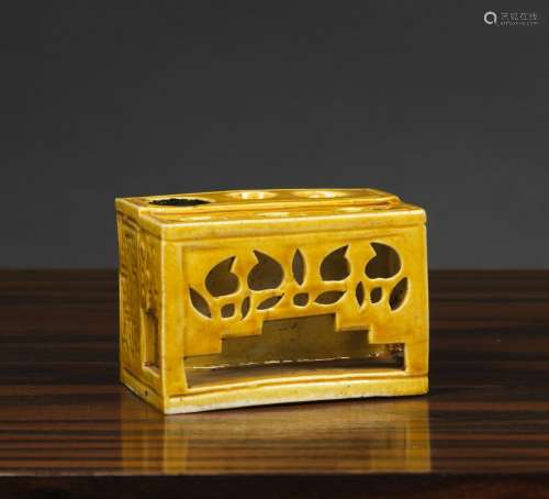 笔托呈盒状中国康熙时期（1662-1722）黄色珐琅饼。长6厘米来源：中国和印度公司(巴黎)(Inv.17706 1958年购得)
