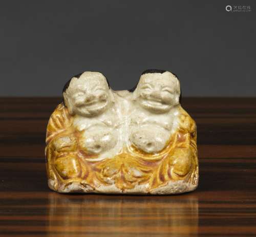 两对坐着的双胞胎中国，康熙时期（1662-1722）黄黑珐琅饼。高3.8厘米来源：中国和印度公司(巴黎)(Inv.16843 1955年购得)
