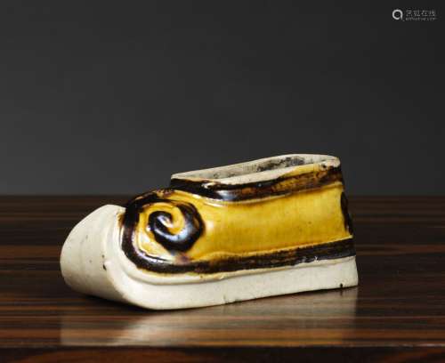 润笔鞋形中国，康熙时期（1662-1722年）黄黑珐琅饼。长9.5厘米来源：中国和印度公司(巴黎)(Inv.22643 1978年购自德鲁奥酒店)