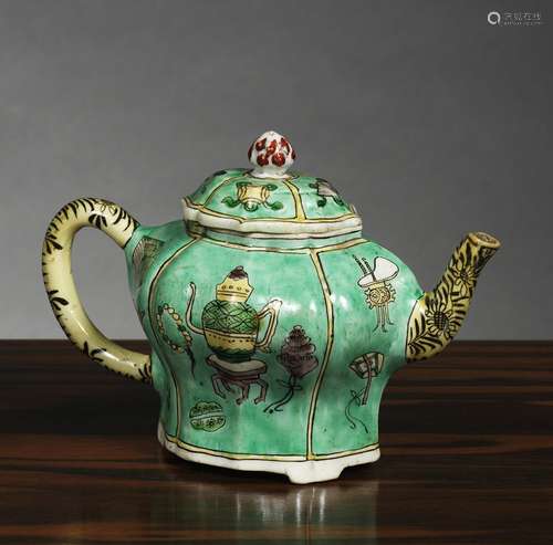 聚宝盆茶壶中国，康熙时期(1662-1722)青花科类釉瓷。高11厘米古玩、花卉、吉祥物的装饰。出版/再版：