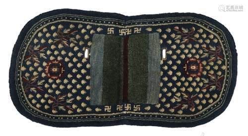 鞍垫西藏羊毛。漂亮的风格化的花纹装饰，中间有多色条纹和卐字纹。出处：Compagnie de la Chine et des Indes (Paris) (Inv.22110 1975年在New-Delhi收购)