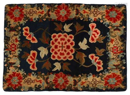 地毯西藏羊毛。83,5 x 60 cm深蓝色背景上丰富的花卉装饰。出处：Compagnie de la Chine et des Indes (Paris) (Inv.22111 1975年在New-Delhi收购)