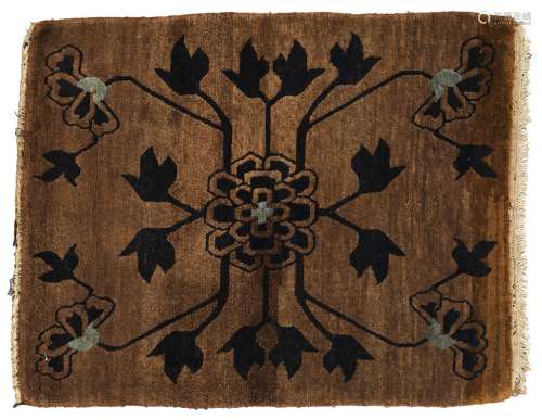 地毯西藏羊毛。81 x 62 cm米色背景上有美丽的黑白花纹。出处：Compagnie de la Chine et des Indes (Paris) (Inv.22241 1976年在New-Delhi收购)