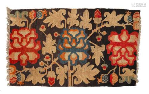 地毯西藏羊毛。150 x 88 cm黑色背景上的精美花纹。出处：Compagnie de la Chine et des Indes (Paris) (Inv.22454 1977年在New-Delhi收购)