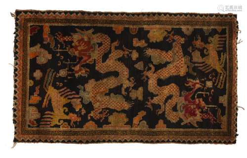 地毯西藏羊毛。145.5 x 85.5 厘米云间龙凤纹饰。来源：中国和印度公司（巴黎） (Inv.22802 1980年在新德里收购)