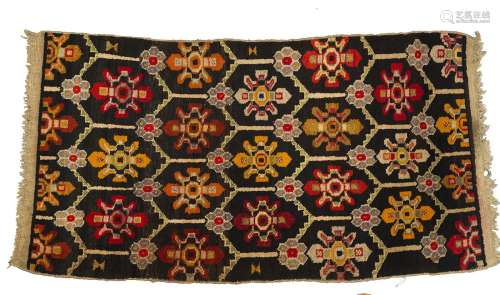 地毯西藏羊毛。黑色背景上的精美花纹装饰。出处：Compagnie de la Chine et des Indes (Paris) (Inv.22561 1978年在New-Delhi收购)