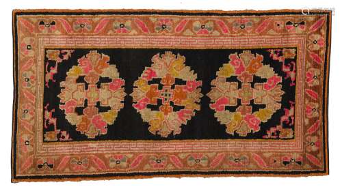 地毯西藏羊毛。139 x 76 cm黑色背景上饰有三个花形奖章。来源：Compagnie de la Chine et des Indes (Paris) (Inv.22456 1977年在New-Delhi获得)