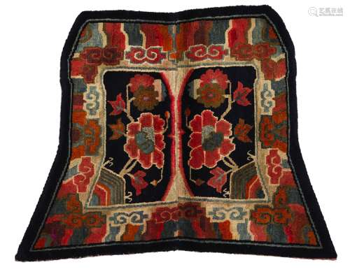 鞍垫西藏羊毛。93 x 68 cm以黑色為主的背景上有美麗的花紋。出處：Compagnie de la Chine et des Indes (Paris) (Inv.22253 1976年在新德里購得)