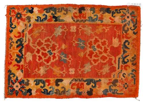 地毯西藏羊毛。76 x 53 cm橙色背景上的美丽的风格化花卉植物装饰。来源：Compagnie de la Chine et des Indes (Paris) (Inv.22257 1976年在New-Delhi收购)