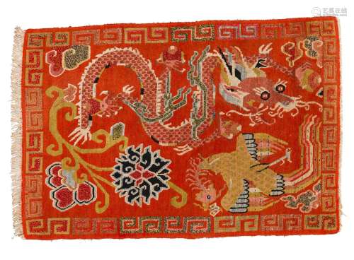 地毯西藏羊毛。96 x 61 cm橙底龙凤纹饰。来源：Compagnie de la Chine et des Indes (Paris) (Inv.22258 1976年在New-Delhi收购)