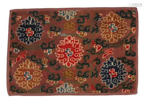 地毯西藏羊毛红底美丽的花纹。来源：Compagnie de la Chine et des Indes (Paris) (Inv.22259 1976年在New-Delhi收购)