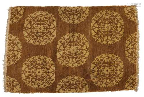 地毯西藏羊毛。89 x 56.5 cm淡褐色背景上有十三枚花纹章的美丽装饰。出处：Compagnie de la Chine et des Indes (Paris) (Inv.22792 1980年在新德里获得)