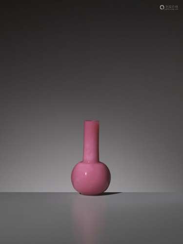 A PINK GLASS BOTTLE VASE, WHEEL-CUT MARK AND PERIOD OF QIANLONG