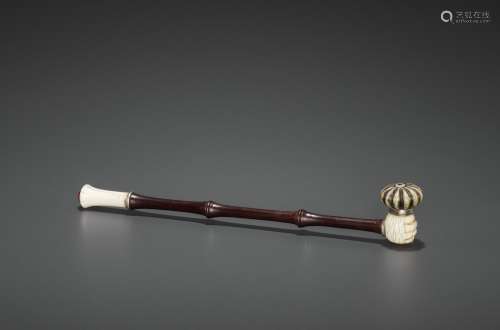 A HARDWOOD OPIUM PIPE WITH IVORY, HARDSTONE AND SILVERED COPPER FITTINGS, LATE QING TO REPUBLIC