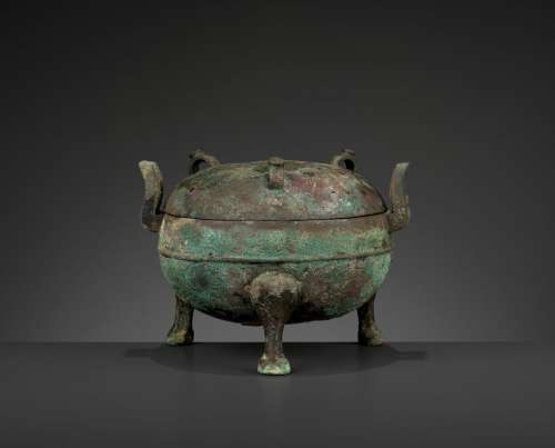 AN ARCHAIC BRONZE RITUAL TRIPOD VESSEL AND COVER, DING, EASTERN ZHOU