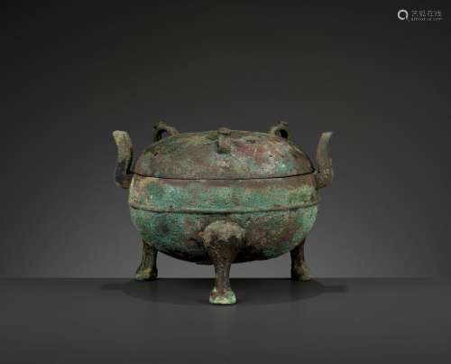 AN ARCHAIC BRONZE RITUAL TRIPOD VESSEL AND COVER, DING, EASTERN ZHOU