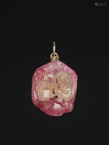 A PINK AND GREEN TOURMALINE ‘PENSIVE MONKEY’ PENDANT, LATE QING DYNASTY