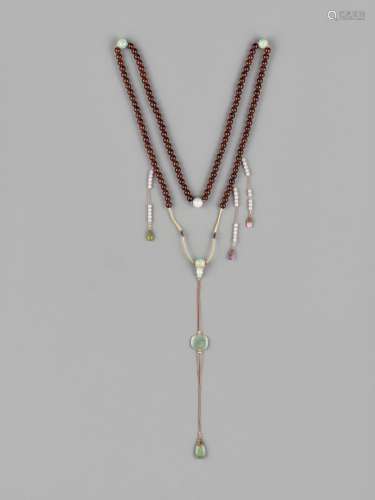 AN AMBER AND JADEITE COURT NECKLACE (CHAO ZHU), QING DYNASTY