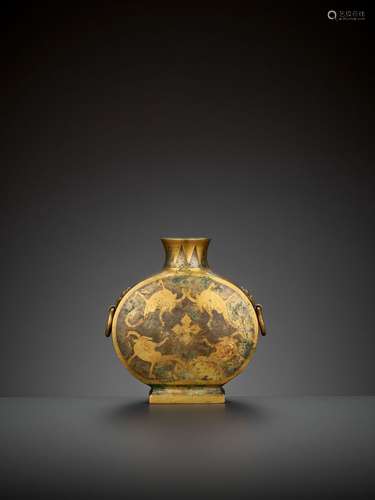 A GILT BRONZE WINE VESSEL, BIANHU, HAN DYNASTY