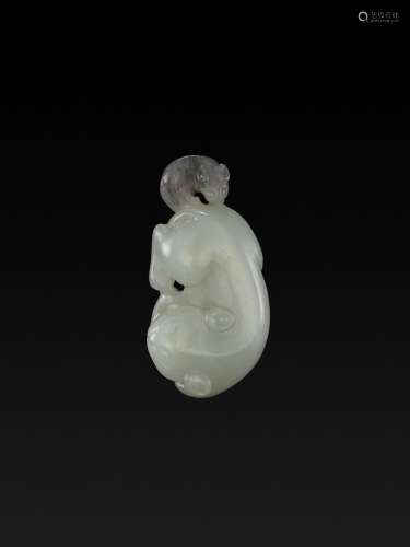 A WHITE AND GRAY JADE ‘TWO CATS’ PENDANT, QING DYNASTY
