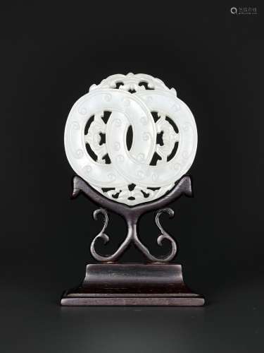 A WHITE JADE OPENWORK ‘LINKED RINGS’ PLAQUE, QING DYNASTY