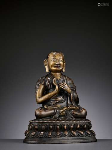 A BRONZE PORTRAIT FIGURE OF A LAMA, 17TH-18TH CENTURY