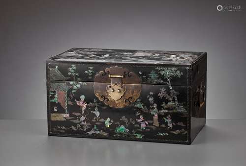 A RARE AND IMPORTANT MOTHER-OF-PEARL AND GOLD-FOIL INLAID ‘ZHUAZHOU’ BLACK LACQUER BOX AND COVER, LATE MING