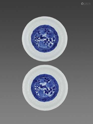 A PAIR OF BLUE AND WHITE PORCELAIN ‘GRASSHOPPER’ DISHES, WANLI