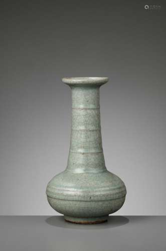 A GUAN-TYPE CRACKLED ‘BAMBOO NECK’ BOTTLE VASE, LATE MING TO EARLY QING