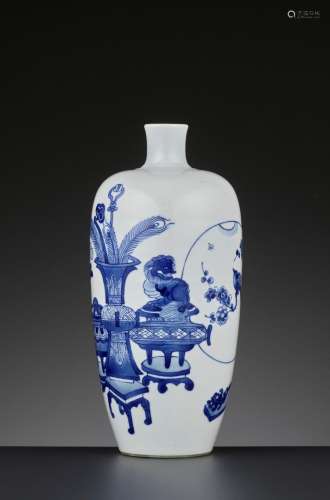 A BLUE AND WHITE ‘HUNDRED ANTIQUES’ VASE, KANGXI PERIOD