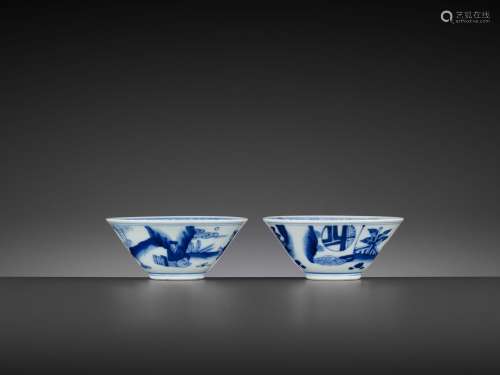 A PAIR OF SMALL BLUE AND WHITE ‘FLORAL’ BOWLS, 17TH CENTURY
