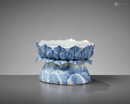 A BLUE AND WHITE ‘DOUBLE LOTUS’ PORCELAIN BASE, LATE MING