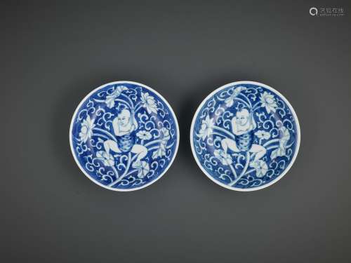 A NEAR-PAIR OF BLUE AND WHITE ‘LOTUS BOY’ DISHES, KANGXI PERIOD