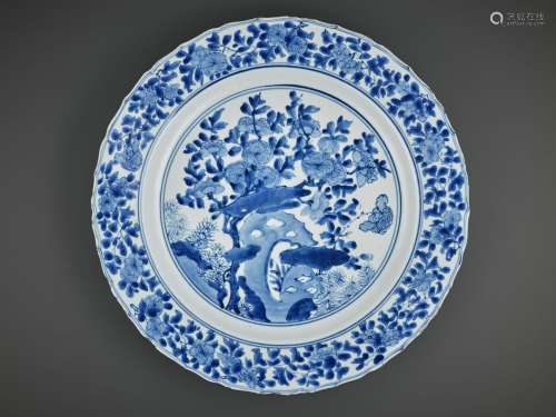 A LARGE BLUE AND WHITE ‘PRUNUS AND LINGBI’ LOBED DISH, KANGXI MARK AND PERIOD