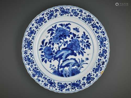 A LARGE BLUE AND WHITE ‘PRUNUS AND BUTTERFLY’ LOBED DISH, KANGXI MARK AND PERIOD