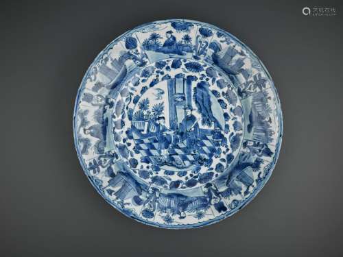 A LARGE BLUE AND WHITE ‘COURT OFFICIAL AND ATTENDANT’ DISH, WANLI